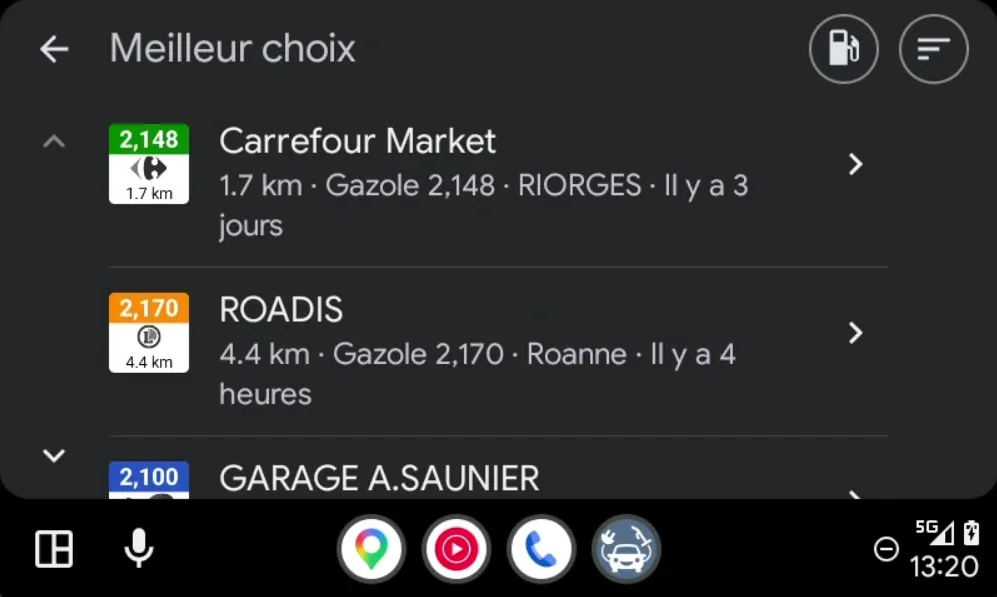 Liste des stations-service à proximité dans Android Auto.